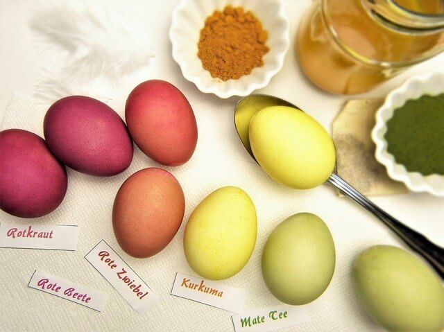 természetes tojásfestés, hagymahéj, húsvét, tojásfestés természetes anyagokkal, kurkuma, matcha tea, cékla